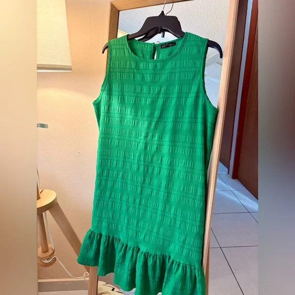 GREEN RUFFLE HEM DRESS 👗💚 - Picture 3 of 5